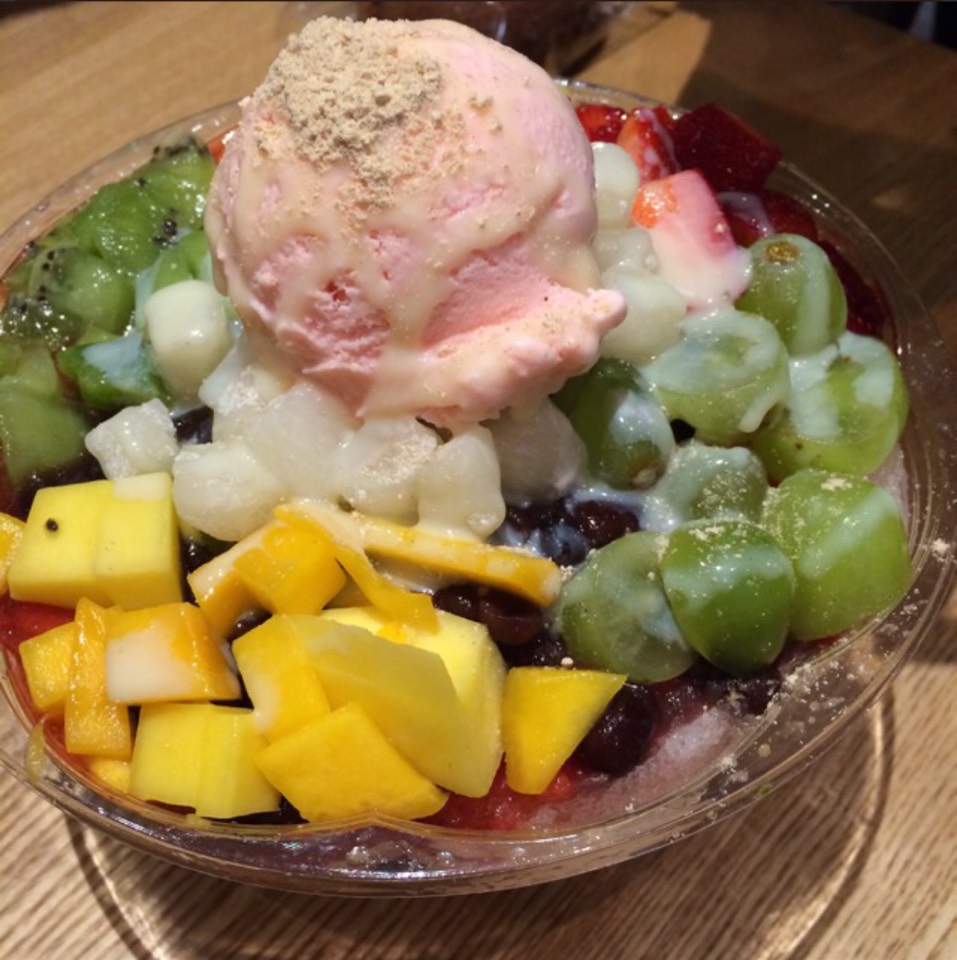 Fruit Ice Flakes (Shaved Ice, Fruit Toppings, Ice Cream) at Tous Les Jours on #foodmento http://foodmento.com/place/2760