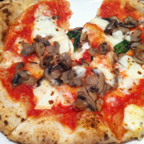 Pizza Margherita con Funghi at Pizzeria L'Operetta on #foodmento http://foodmento.com/place/27