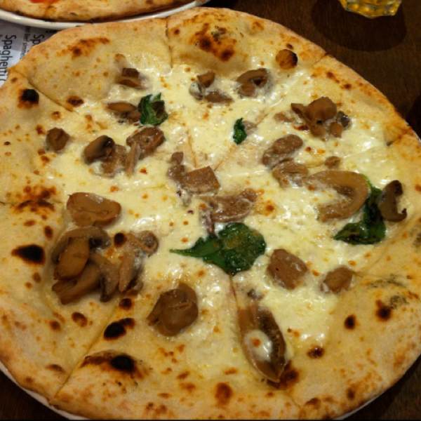 Pizza Panna e Fungi (Mushroom) at Pizzeria L'Operetta on #foodmento http://foodmento.com/place/27