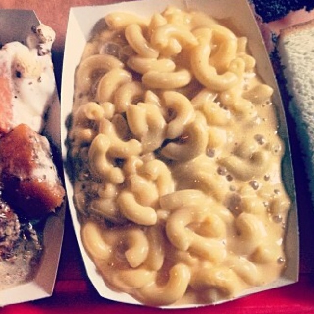 Creamy Mac N' Cheese from Mable's Smokehouse & Banquet Hall on #foodmento http://foodmento.com/dish/10824