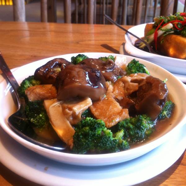 Diced Mushroom with Beancurd Skin & Broccoli at Soup Restaurant 三盅兩件 on #foodmento http://foodmento.com/place/31