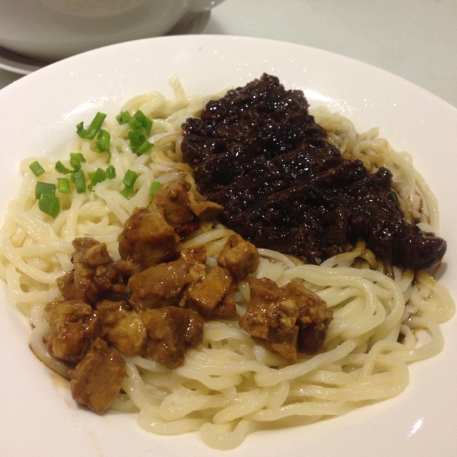 Handmade Noodle w Pork Chop & Chicken from Shanghai Ren Jia 上海人家 on #foodmento http://foodmento.com/dish/2943