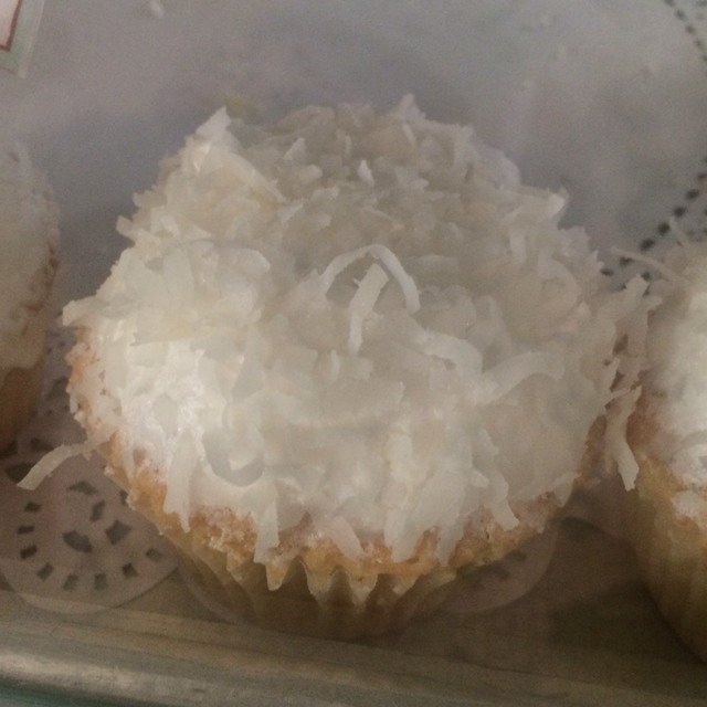 Coconut - Specialty Cupcakes from Magnolia Bakery on #foodmento http://foodmento.com/dish/14178