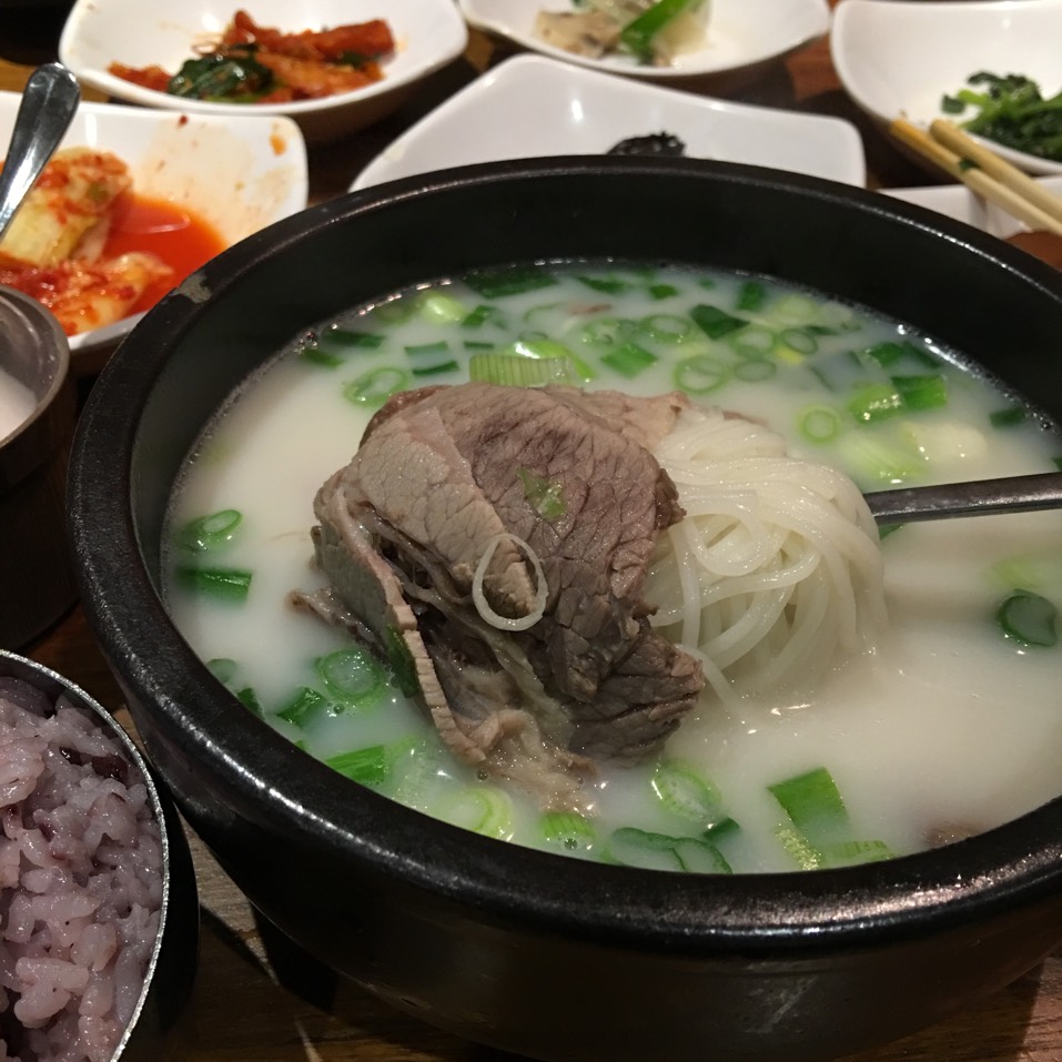Seolleongtang (Ox bone soup) on #foodmento http://foodmento.com/dish/28388