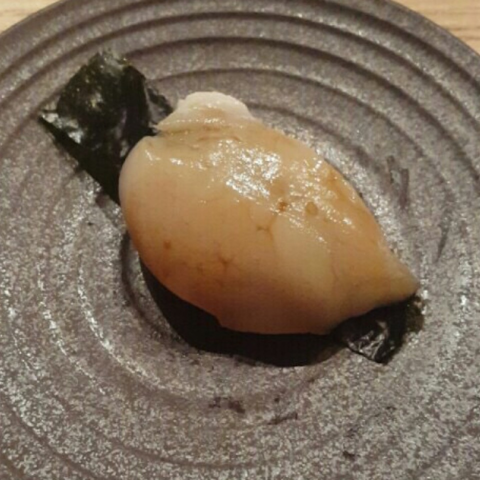 Scallop on a piece of nori from Kura on #foodmento http://foodmento.com/dish/24754