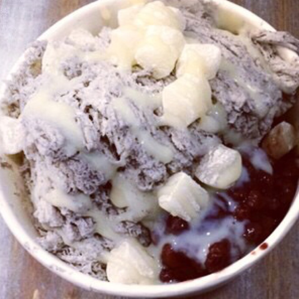 Black sesame shaved ice with mochi, red beans from Snowdays Shavery (CLOSED) on #foodmento http://foodmento.com/dish/22850