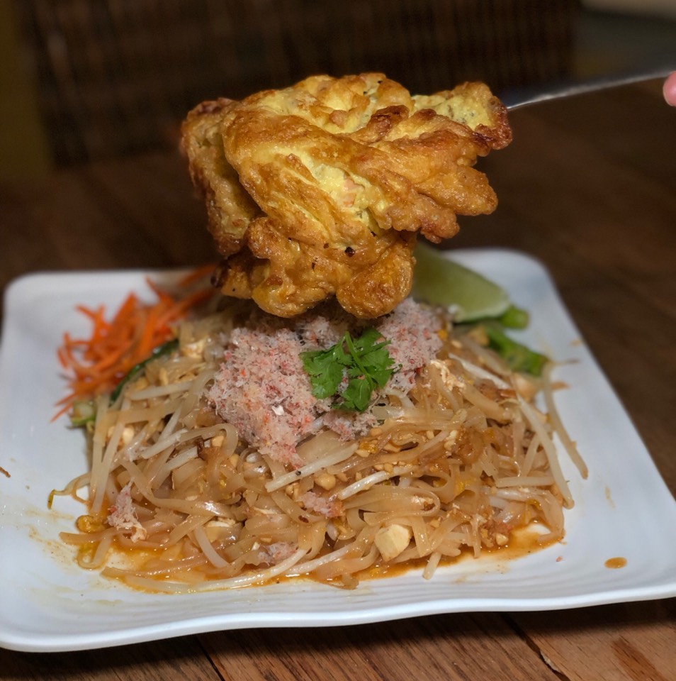 Crabmeat Pad Thai  from Lacha Somtum Thai Restaurant | ราชาส้มตำ on #foodmento http://foodmento.com/dish/16063