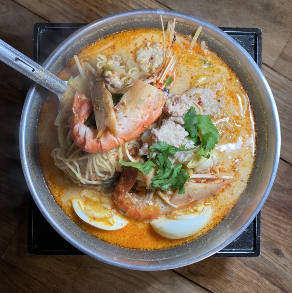 Mama Sue Noodle Hot Pot (Shrimp, Squid Stuffed With Minced Chicken, Creamy Tom Yum Soup) $20 from Lacha Somtum Thai Restaurant | ราชาส้มตำ on #foodmento http://foodmento.com/dish/49385