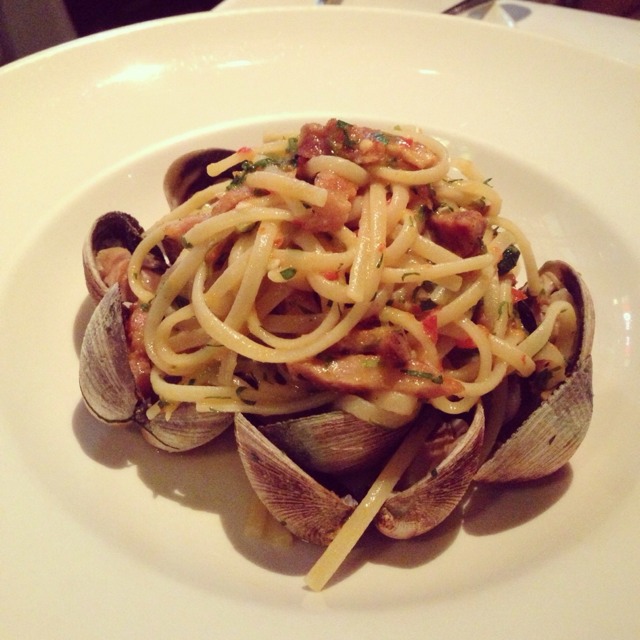 Linguine w Clams, Pancetta & Spicy Chilies at Osteria Mozza (CLOSED) on #foodmento http://foodmento.com/place/388