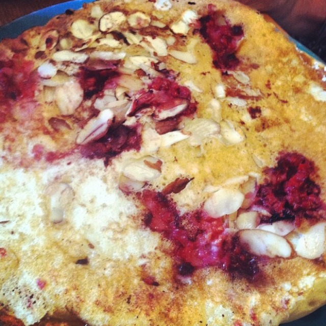 Raspberry Almond Pancakes from Two Cats on #foodmento http://foodmento.com/dish/16516