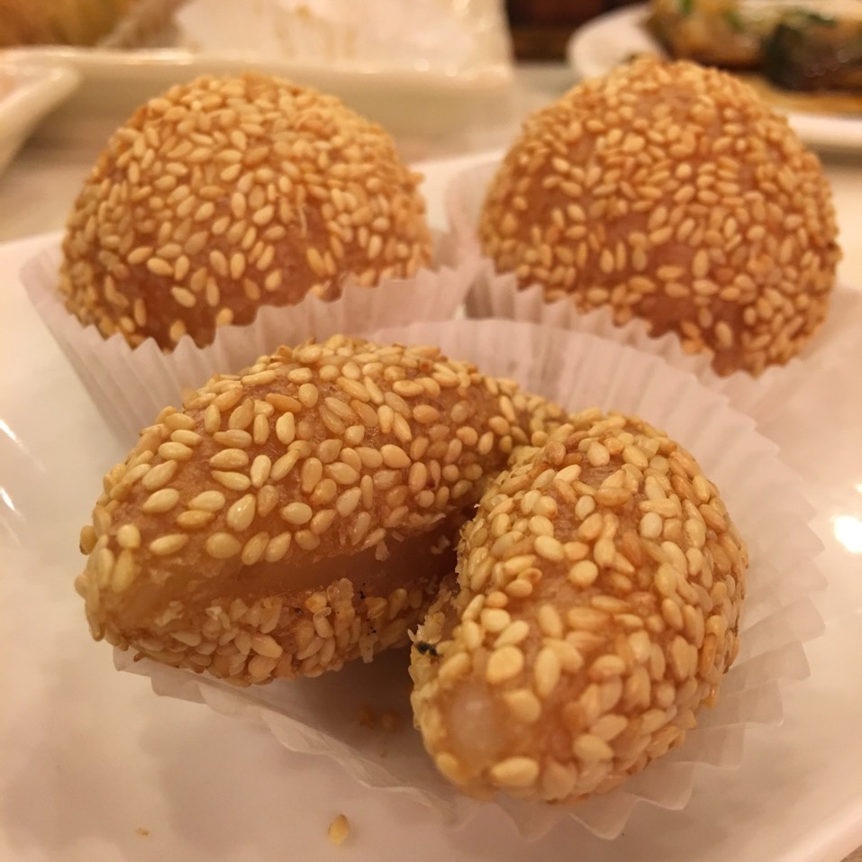 Sesame Balls from Jing Fong Restaurant 金豐大酒樓 on #foodmento http://foodmento.com/dish/22523