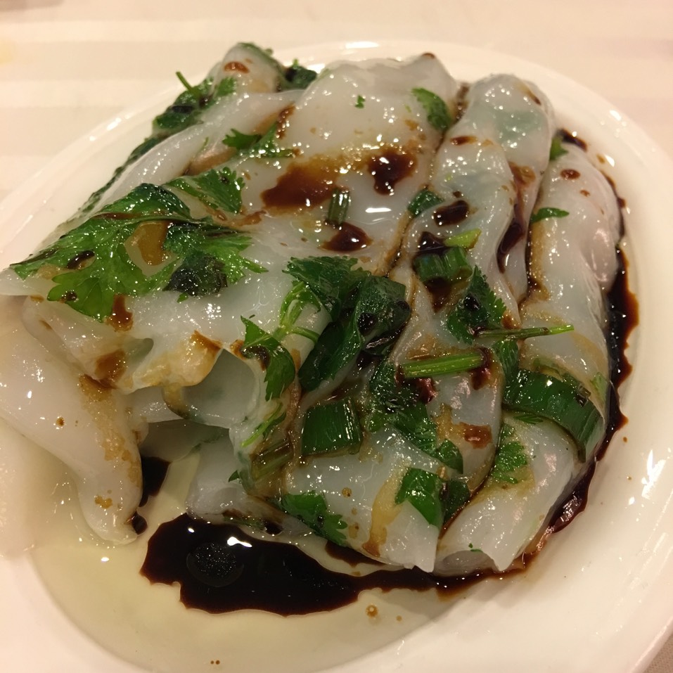 Cilantro Cheong Fun (Rice Noodle Roll) at Jing Fong Restaurant 金豐大酒樓 on #foodmento http://foodmento.com/place/4006