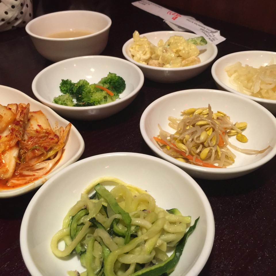 Banchan (Free Side Dishes) at Muk Eun Ji/Son Jja Jang (CLOSED) on #foodmento http://foodmento.com/place/4010