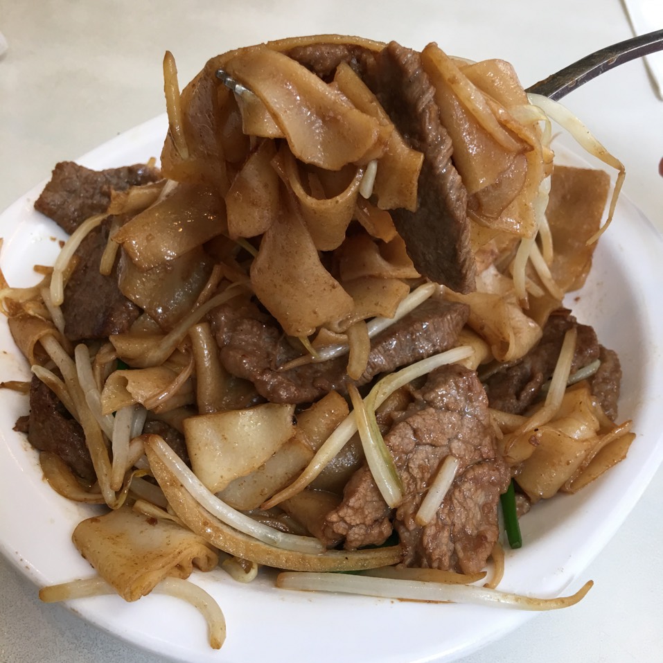 Beef Chow Fun (Fried Rice Noodle with Beef & Soy) at Cha Chan Tang 茶餐廳 on #foodmento http://foodmento.com/place/4024
