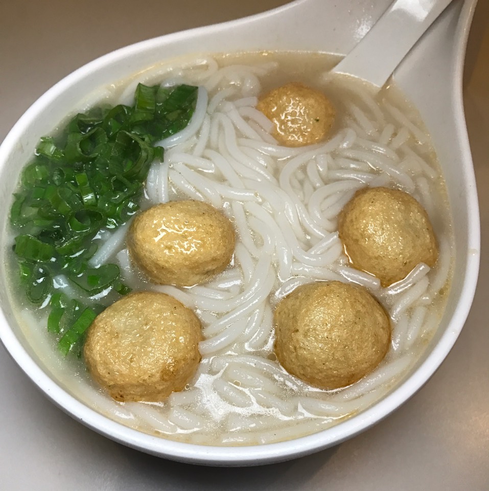 Yunnan Vermicelli With Fish Balls at Cha Chan Tang 茶餐廳 on #foodmento http://foodmento.com/place/4024