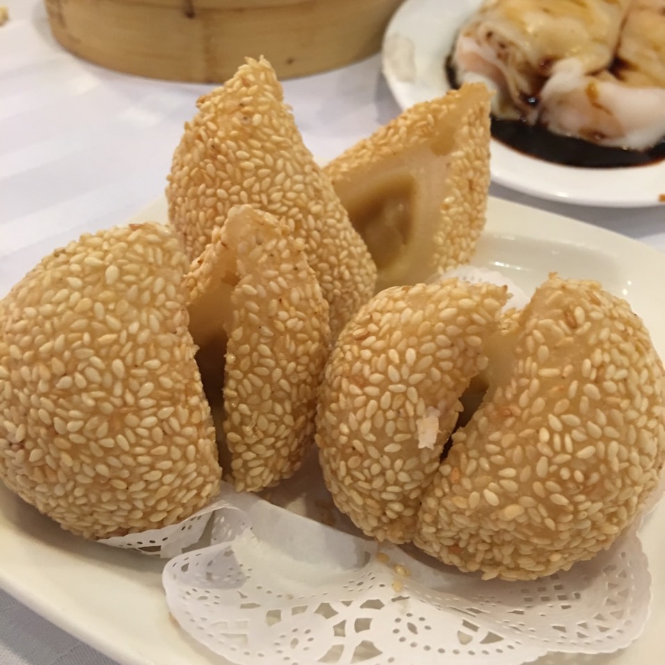 Sesame Balls With Lotus Seed Paste at Asian Jewels Seafood Restaurant 敦城海鲜酒家 on #foodmento http://foodmento.com/place/4093