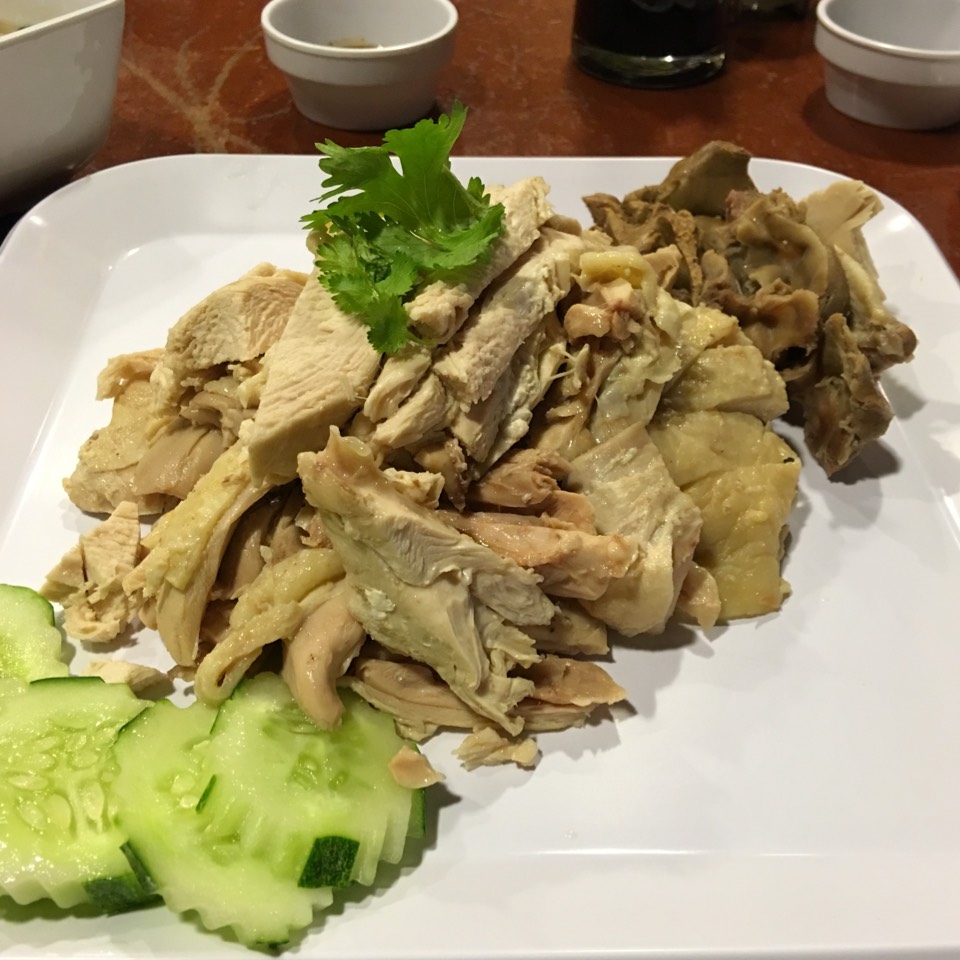 Half Chicken With Soup from Eim Khao Mun Kai Elmhurst อิ่ม ข้าวมันไก่เอ็มเฮิสท์ on #foodmento http://foodmento.com/dish/36415
