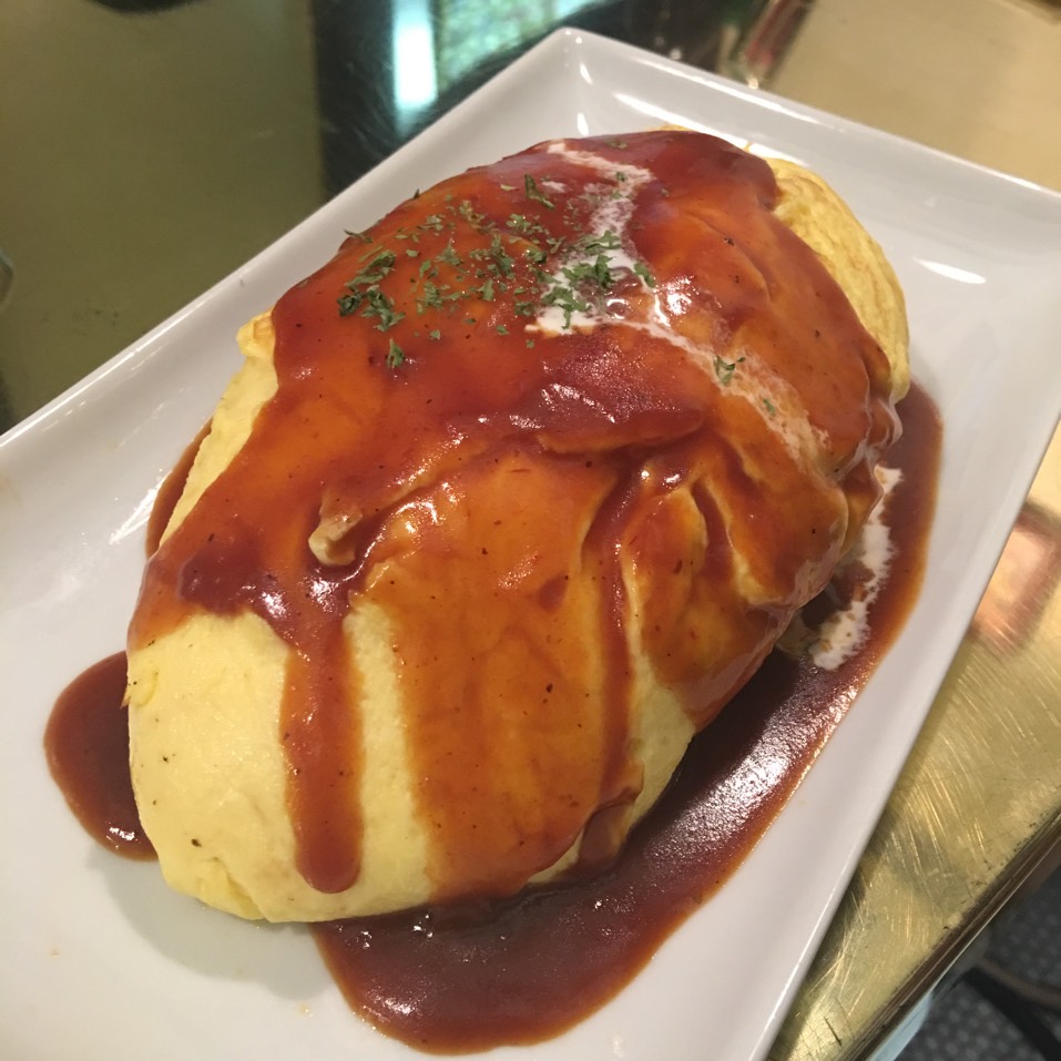 Omurice (Fluffy Omelette Over Tomato Sauce Rice With Bacon) from Hi-Collar - ハイカラ on #foodmento http://foodmento.com/dish/24790