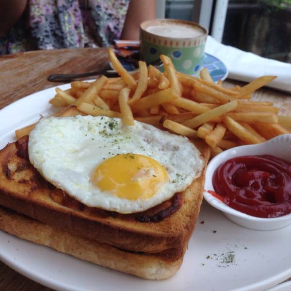 Le Croque Madam w Fries from Choupinette on #foodmento http://foodmento.com/dish/1702