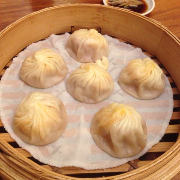 Crab Roe & Pork Xiao Long Bao from 鼎泰豐 Din Tai Fung on #foodmento http://foodmento.com/dish/1877