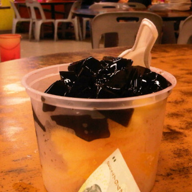 Mango Shaved Ice w Grass Jelly at Mongkok Dim Sum 旺角點心 on #foodmento http://foodmento.com/place/562