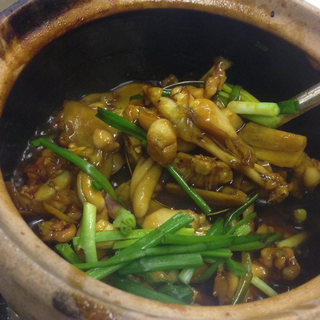 Ginger & Spring Onion Frogs in Claypot at Mongkok Dim Sum 旺角點心 on #foodmento http://foodmento.com/place/562