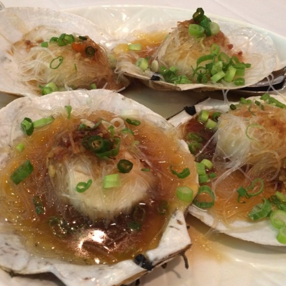 Streamed scallops w vermicelli from Oriental Garden 福臨門海鮮酒家 on #foodmento http://foodmento.com/dish/22869
