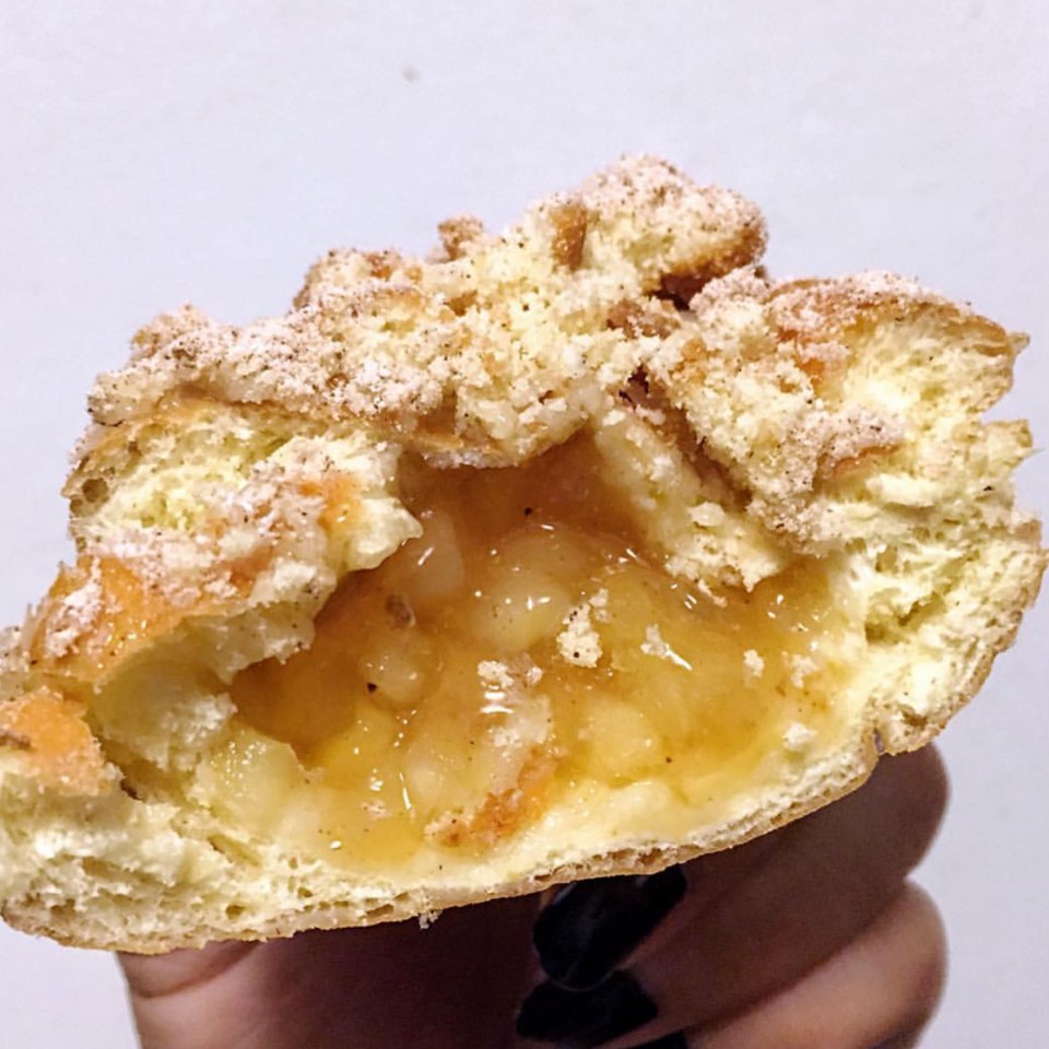 Apple Crumb Donut from Peter Pan Donut & Pastry Shop on #foodmento http://foodmento.com/dish/40032