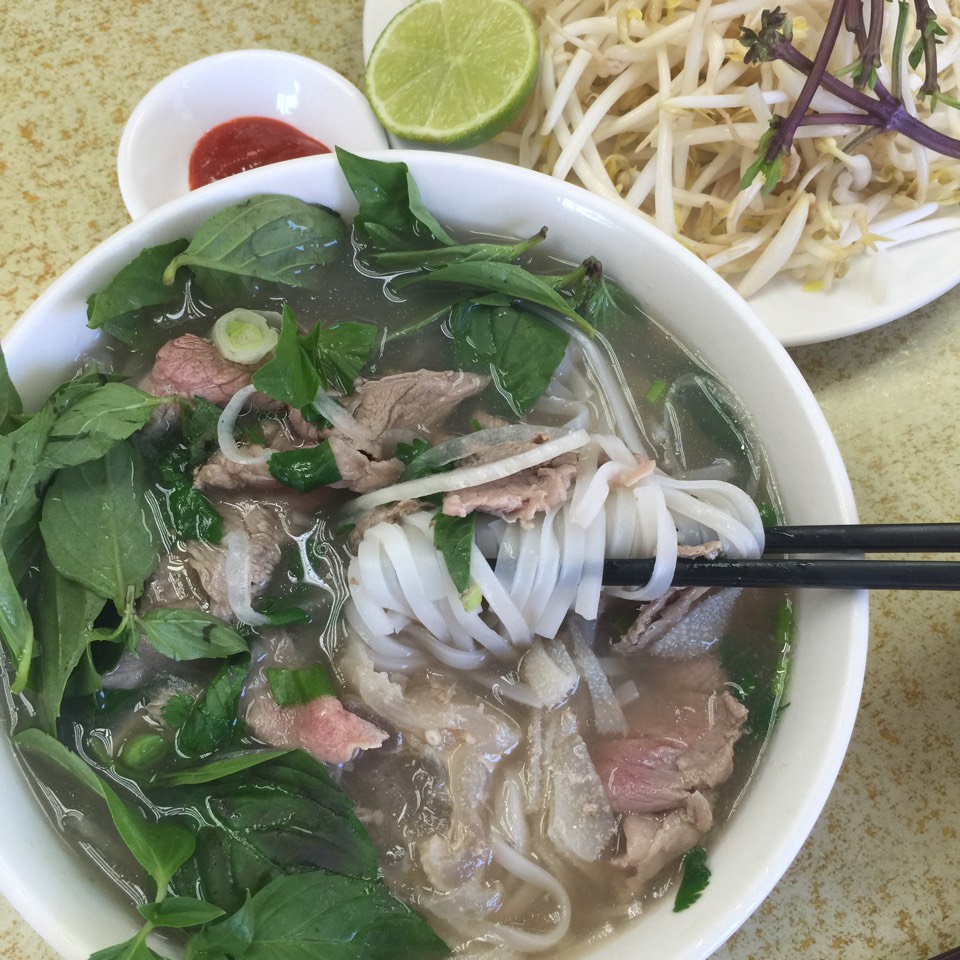 Pho Dac Biet (Special Big Bowl Noodle Soup) at Thanh Da on #foodmento http://foodmento.com/place/6055