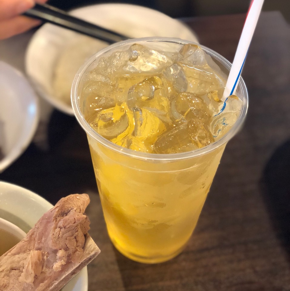 Iced Lemon Tea from Song Fa Bak Kut Teh 松发肉骨茶 on #foodmento http://foodmento.com/dish/44278