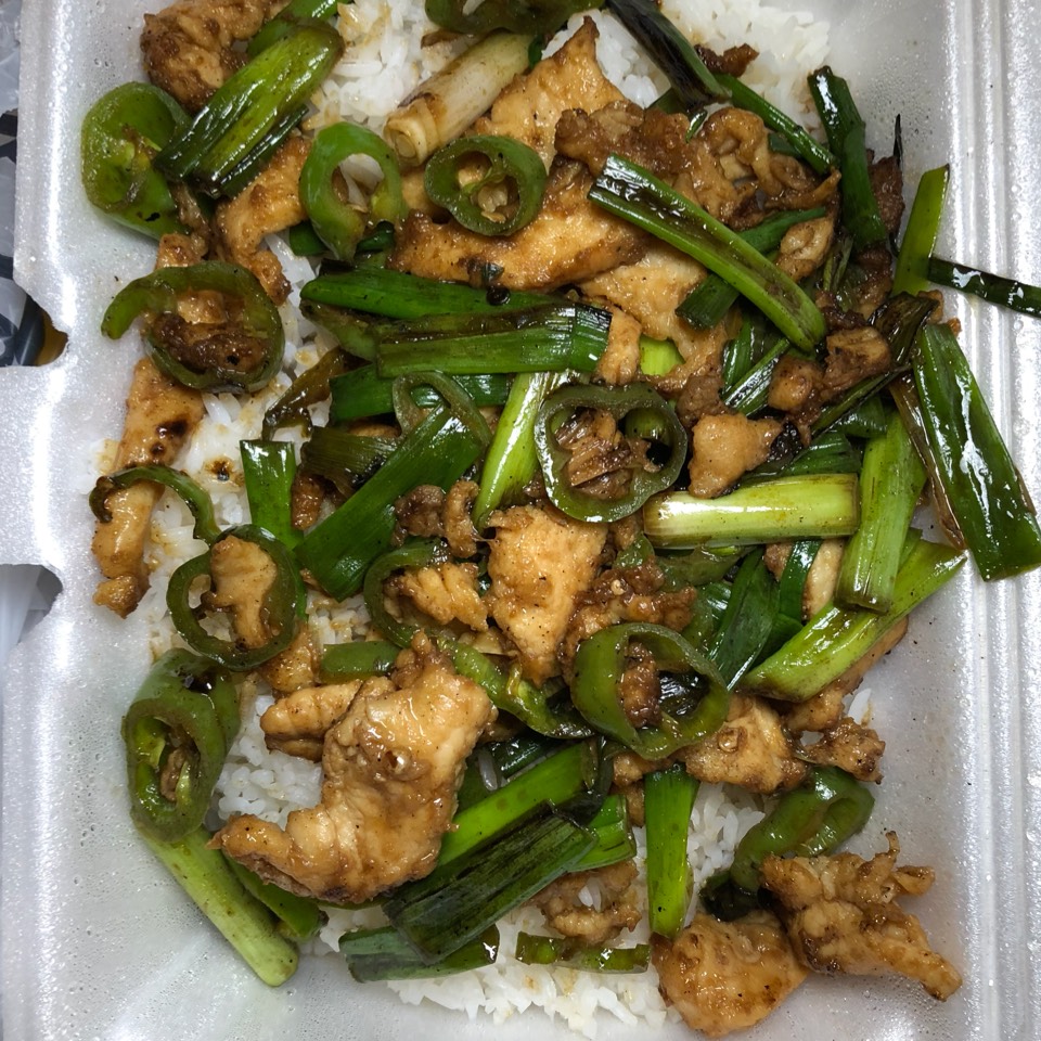 Chicken With Hot Pepper And Scallion On Rice from Yummy Kitchen (CLOSED) on #foodmento http://foodmento.com/dish/44430