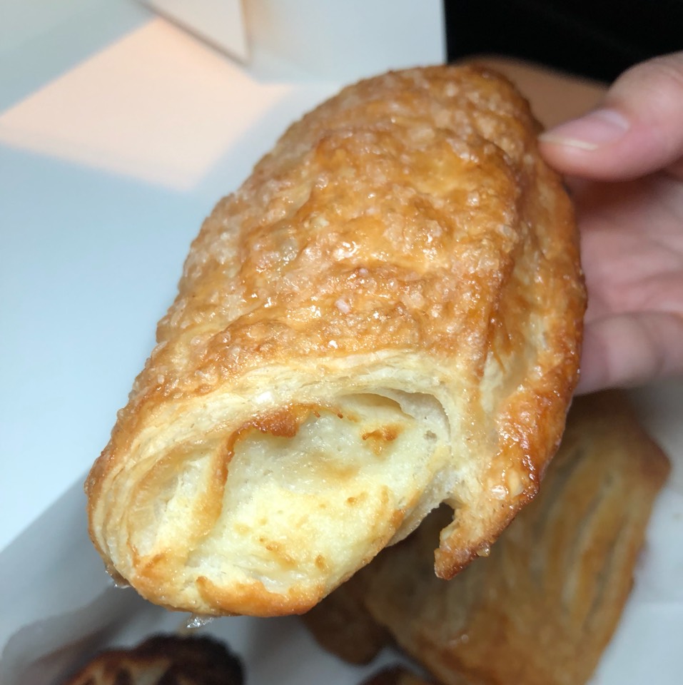 Cheese Roll from Porto's Bakery & Cafe on #foodmento http://foodmento.com/dish/45498