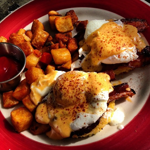 Tejas Benedict (Poached Eggs, Cornbread...) at Z'Tejas (CLOSED) on #foodmento http://foodmento.com/place/714