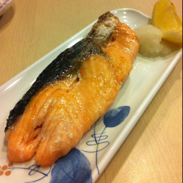 Salmon Shioyaki (Salt-grilled) from Fish Mart Sakuraya on #foodmento http://foodmento.com/dish/1043