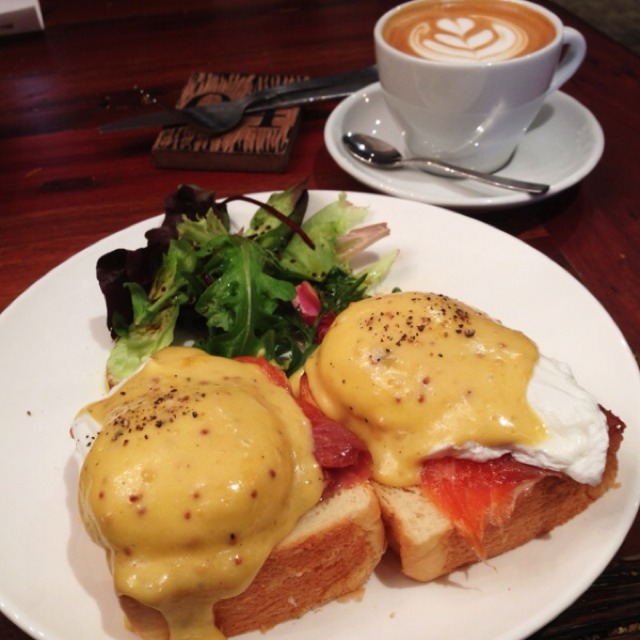 Eggs Benedict With Smoked Salmon from Penny University on #foodmento http://foodmento.com/dish/7339