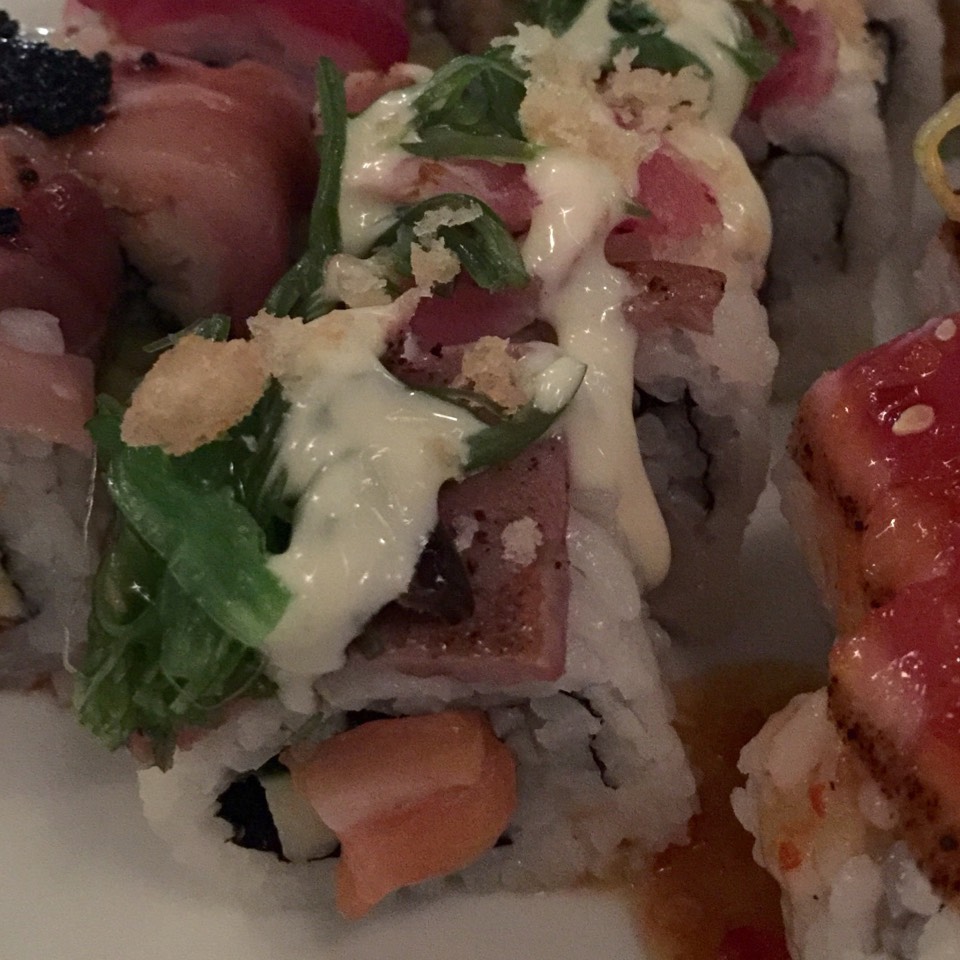 Blue Pearl Maki Roll (Salmon, Seared Peppered Tuna, Seaweed Salad...) from Pearl on #foodmento http://foodmento.com/dish/30505
