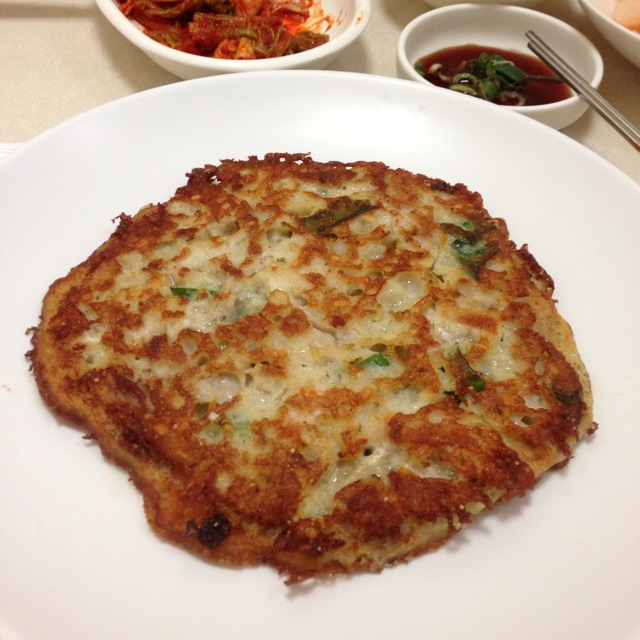 녹두전 (Pancakes with Pork) at 을밀대 (乙密臺) on #foodmento http://foodmento.com/place/787