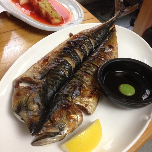 Grilled Whole Mackerel (Saba) from 장사랑 on #foodmento http://foodmento.com/dish/3102