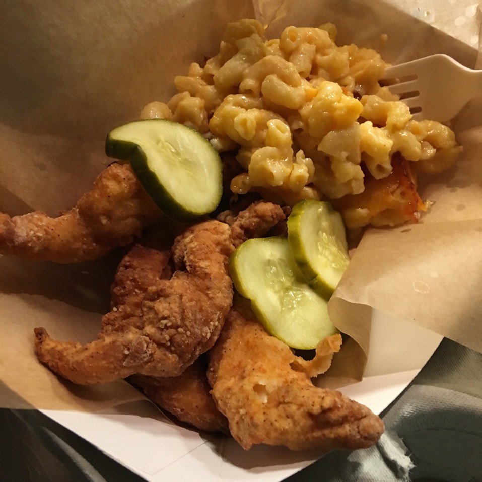 Southern Tenders + Mac 'n Cheese @ Carla Hall on #foodmento http://foodmento.com/dish/33604