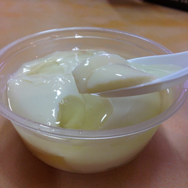 Beancurd from Rochor Original Beancurd 梧槽豆花水 on #foodmento http://foodmento.com/dish/3637