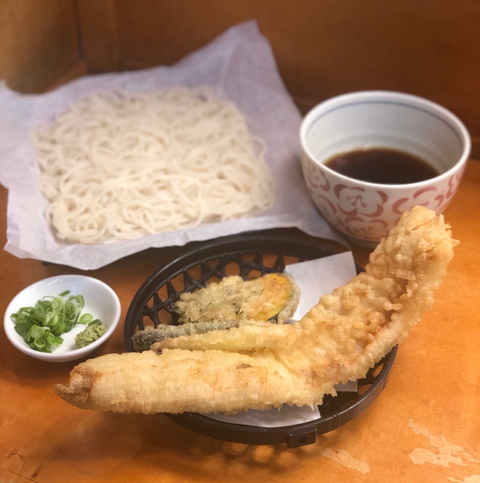 Sea Eel Tempura With Cold Seiro (Thin White Buckwheat Noodle) from Otafuku Noodle House on #foodmento http://foodmento.com/dish/47672