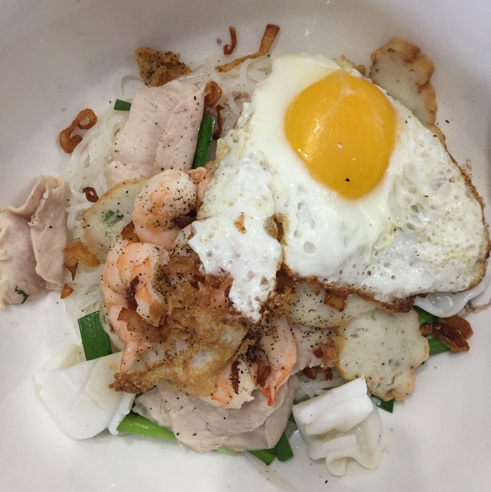 #25 Dry. Hù Tieu Nam Vang: Shrimp, fish cake, slices of pork, ground pork and chicken at Hà Nam Ninh on #foodmento http://foodmento.com/place/9357