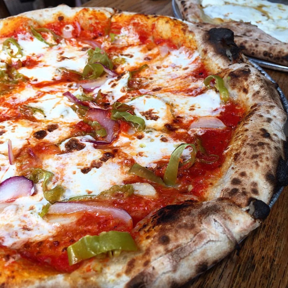 Lil' stinker Pizza (tomato, mozzarella, parmagiano, double garlic, onion & sliced pepperoncini) at Roberta's Pizza on #foodmento http://foodmento.com/place/954