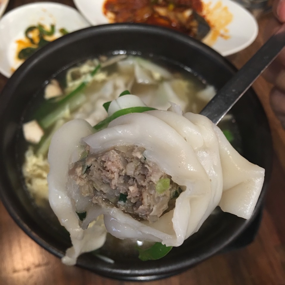 Dduk Mandoo Gook (Beef Dumplings, Rice Cake In Beef Broth) from Five Senses on #foodmento http://foodmento.com/dish/39495