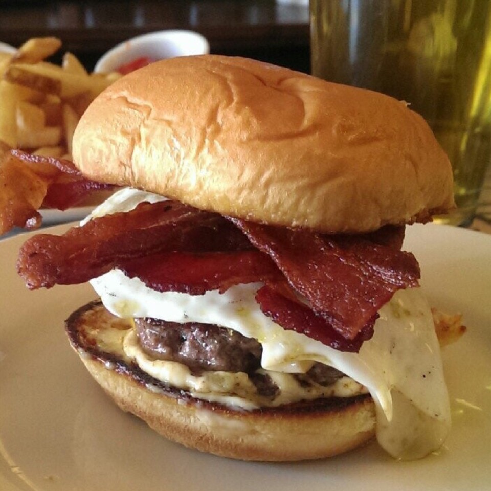 282 Burger with Bacon at Two 8 Two on #foodmento http://foodmento.com/place/5898