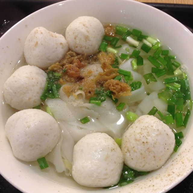 Fish Ball Noodle Soup @ Teochew Fish Ball Kway Tiao Mee at Food Republic on  Foodmento