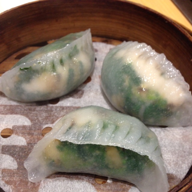 Steam Spinach Dumpling with Shrimp from Tim Ho Wan 添好運 on #foodmento http://foodmento.com/dish/8126