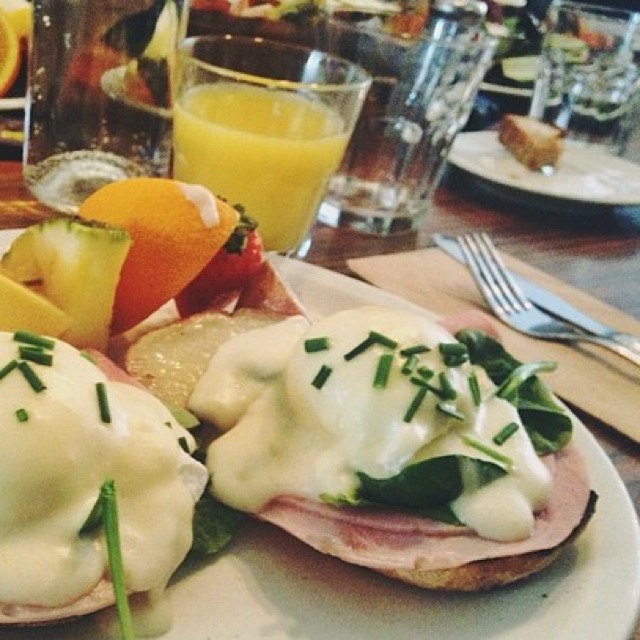 Brunch Toscan (Poached Eggs, English Muffin, Ham, Spinach...) at Le Cartet Resto Boutique on #foodmento http://foodmento.com/place/2715