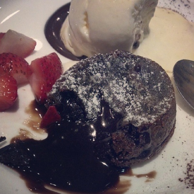 Chocolate Lava Cake from After You (อาฟเตอร์ ยู) on #foodmento http://foodmento.com/dish/4677
