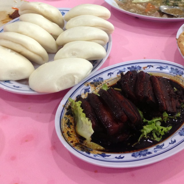 Braised Pork with Steamed Buns at Quan Xiang Yuan (Jing Ji) Seafood Restaurant on #foodmento http://foodmento.com/place/1536